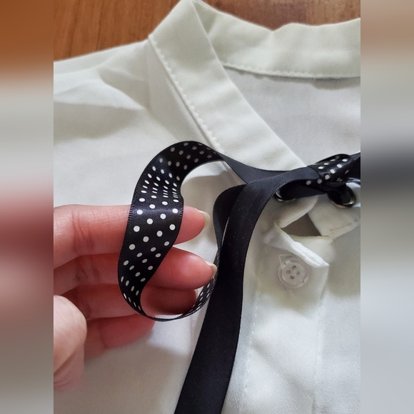 White ruffle sleeve blouse with ribbon - Picture 4 of 4